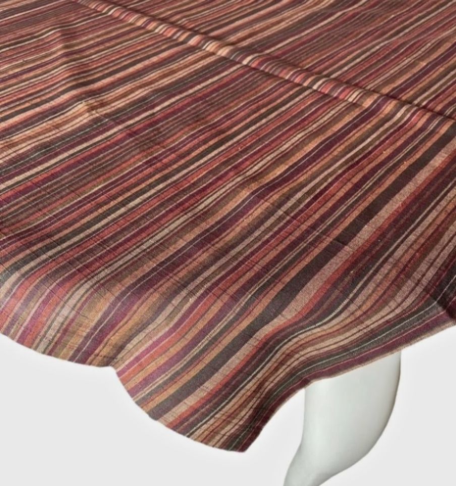 Randig en rost och brunrandig bordsduk i bomull, mått 90 x 90 cm.