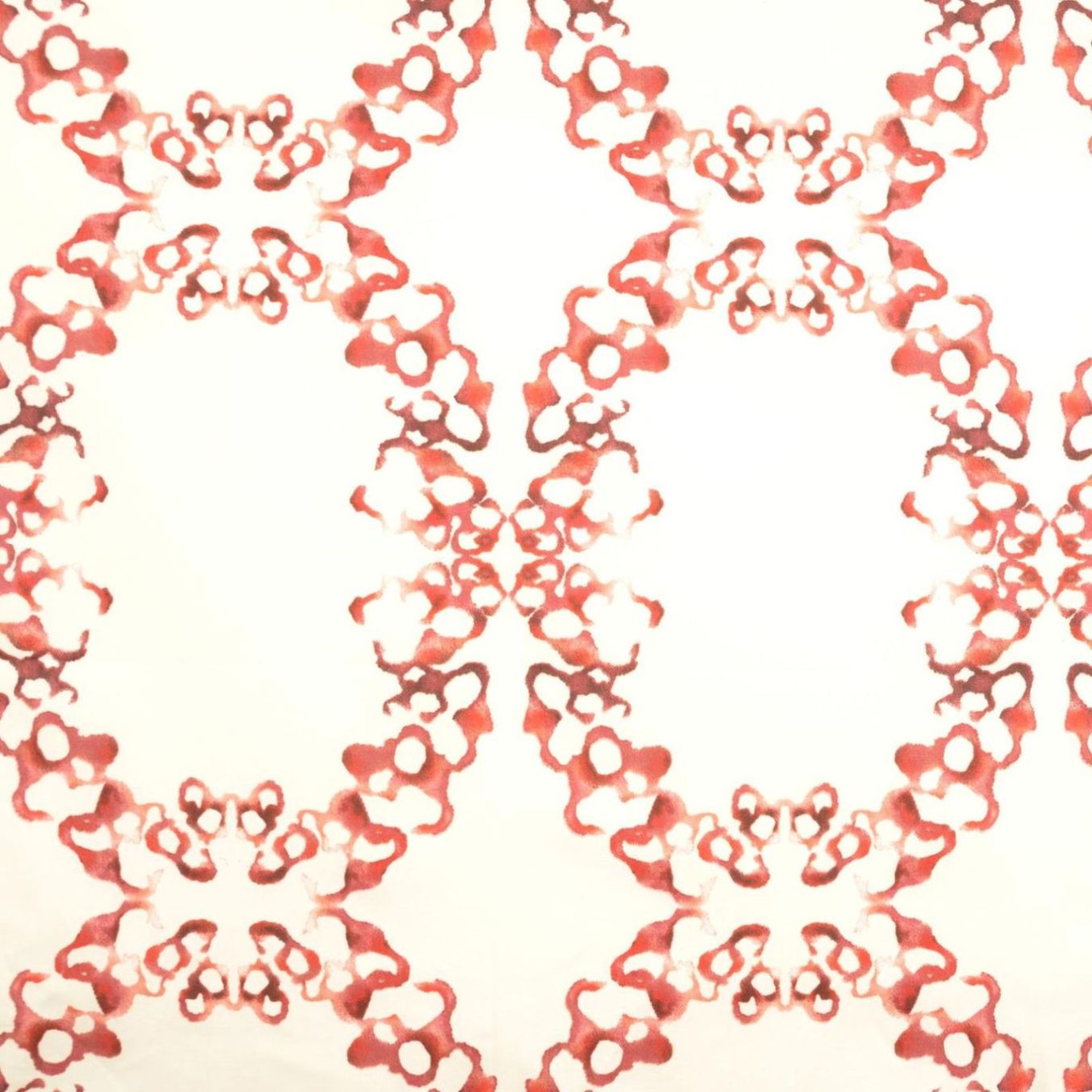 Mirror glow en hissgardin i bomull. Mått 100 x 140 cm. Färg: Vit botten med ett rosa mönster.