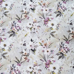 Malaga ett gardintyg/inredningstyg på metervara från Redlunds textil. Färg: Ljusbeige botten med ett tryckt blommönster i vitt, lila, rosa och svart.