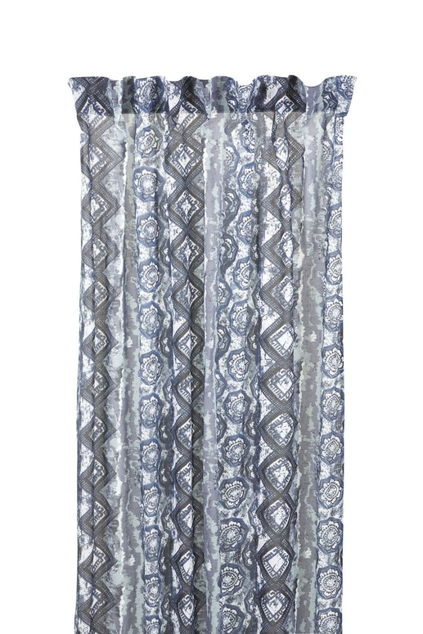 Block art ett gardinset i bomull med en vit botten och ett mönster i blått,  grått och svart med multiband, mått 2 x 110 x 240 cm. - Roomoutlet.se -  Textilier och inredning i Karlstad