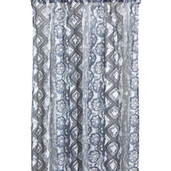 Block art ett gardinset i bomull med en vit botten och ett mönster i blått, grått och svart med multiband, mått 2 x 110 x 240 cm.