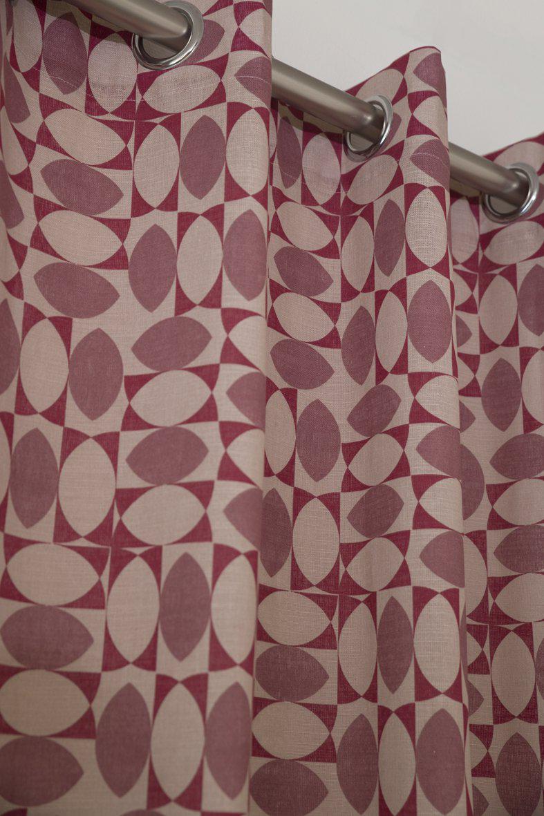 Sonny ett gardinset i 100% bomull med öljetter från Svanefors i färg rosa och röda toner.