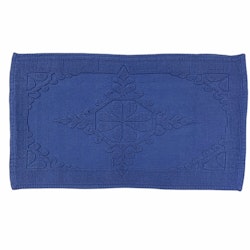 Oriental en blå badrumsmatta i 100% bomull från Noble house i mått 50 x 80 cm.