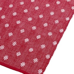 Mini star en röd ripslöpare med vita snöflingor i 100% bomull från Svanefors i mått 35 x 120 cm.