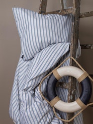 Alicia stripe ett randigt påslakanset från Gripsholm snabbtorkande polyester som passar fantastiskt bra i båt, husvagn eller husbil. Vitt med svarta och beiga ränder.