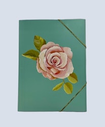 Rose en grön gummibandsmapp med en rosa ros i A4 storlek från Hedlundgruppen, FSC godkänd.