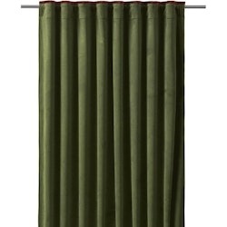 Enya ett gardinset i sammet med multiband från Svanefors. Färg: Grön med en rostfärgad bård längst upp på gardinen.