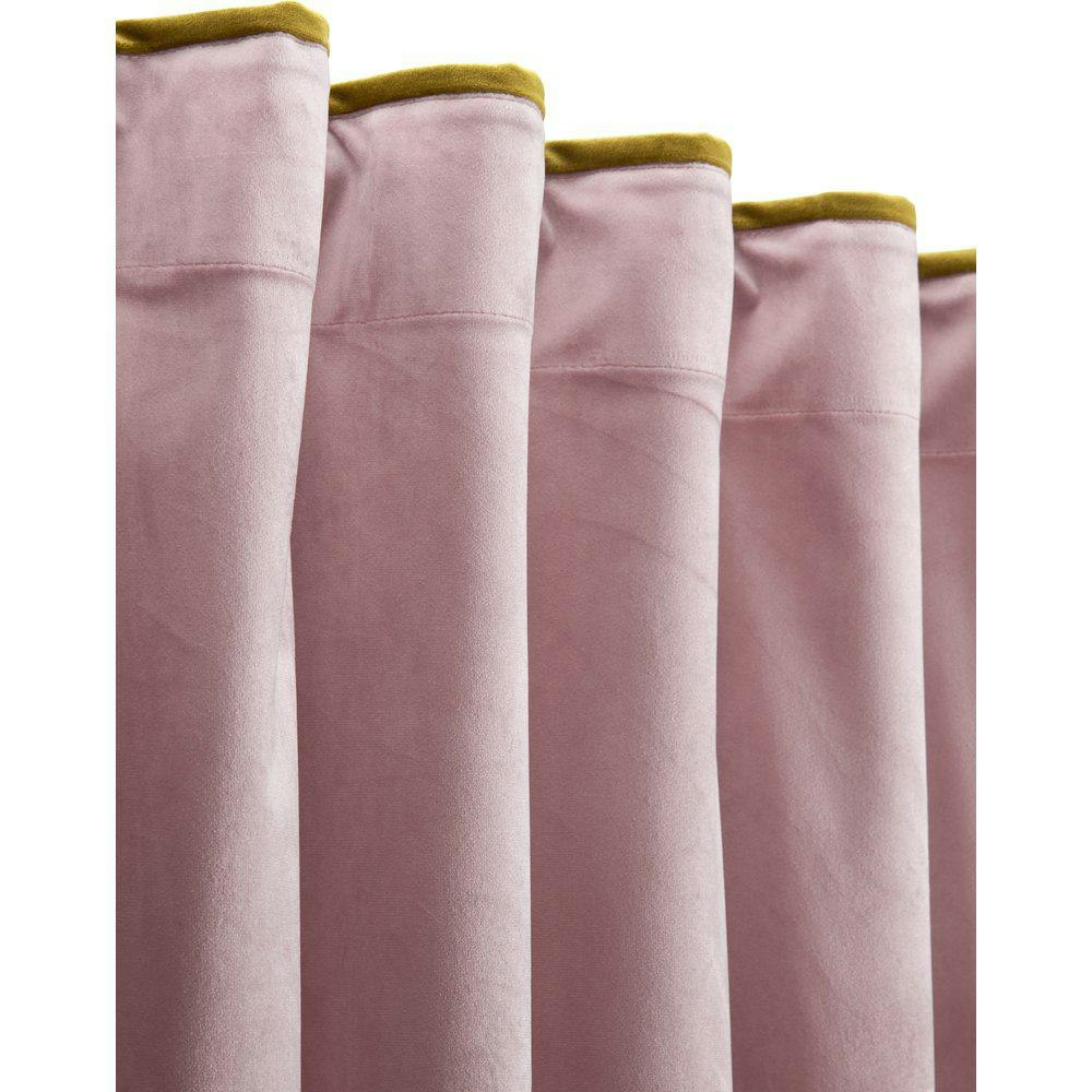 Enya ett gardinset i sammet med multiband från Svanefors. Färg: Rosa med en gul bård längst upp på gardinen.