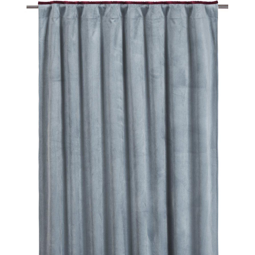 Enya ett ljusblått gardinset sammet med en vinröd bård längst upp på gardinerna med multiband från Svanefors.