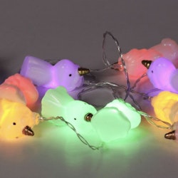 Unicorn en kitschig LED-ljusslinga från PR HOME som är vita när lampan är släckt och multifärgade när den är tänd.