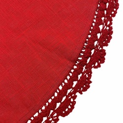 Hedda en rund röd bordsduk med spetskant runt om i 100% bomull från Svanefors, diameter 85 cm.