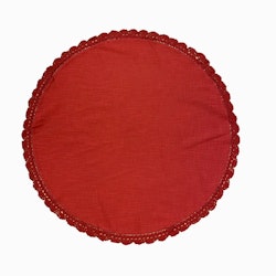 Hedda en rund röd bordsduk med spetskant runt om i 100% bomull från Svanefors, diameter 85 cm.