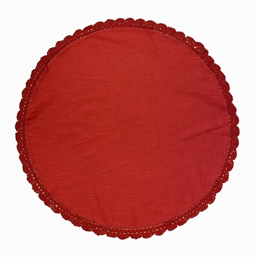 Hedda en rund röd bordsduk med spetskant runt om i 100% bomull från Svanefors, diameter 160 cm.