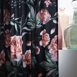 Peony ett gardinset i blommig sammet med multiband från Redlunds textil med en svart botten med rosa och vita blommor.