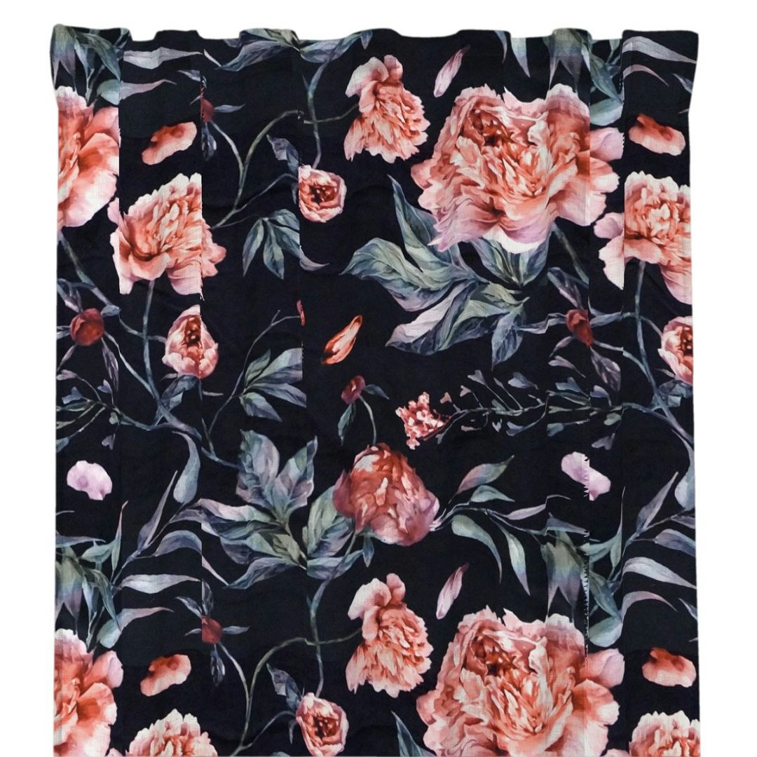 Peony ett gardinset i blommig sammet med multiband från Redlunds textil med en svart botten med rosa och vita blommor.