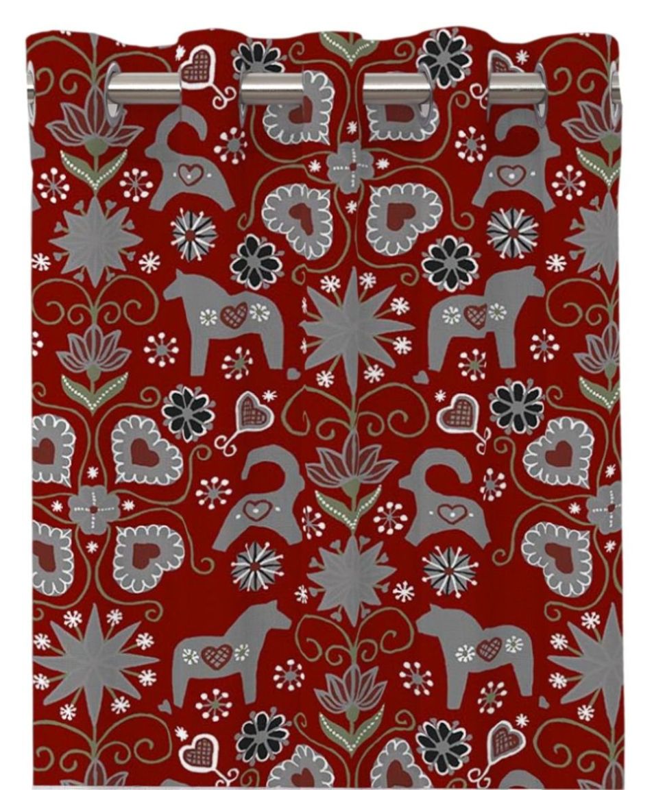 Allmoge ett juligt gardinset med öljetter som har en röd botten med ett mönster i grått svart och vitt från Redlunds textil.