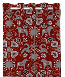 Allmoge ett juligt gardinset med öljetter som har en röd botten med ett mönster i grått svart och vitt från Redlunds textil.