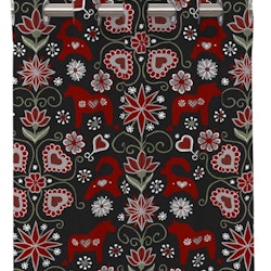 Allmoge ett juligt gardinset med svart botten med ett mönster i rött, grått, grönt och vitt och öljetter från Redlunds textil.