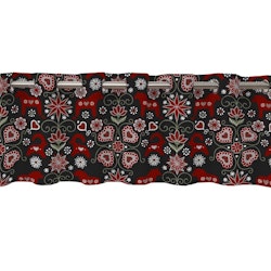 Allmoge en färdigsydd gardinkappa med svart botten med ett mönster i grått, rött och grönt och öljetter från Redlunds textil.