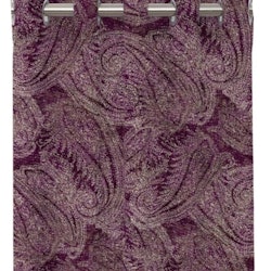 Boss ett gardinset i en plommonfärgad paisleysmönstrad sammet med öljetter från Redlunds textil.