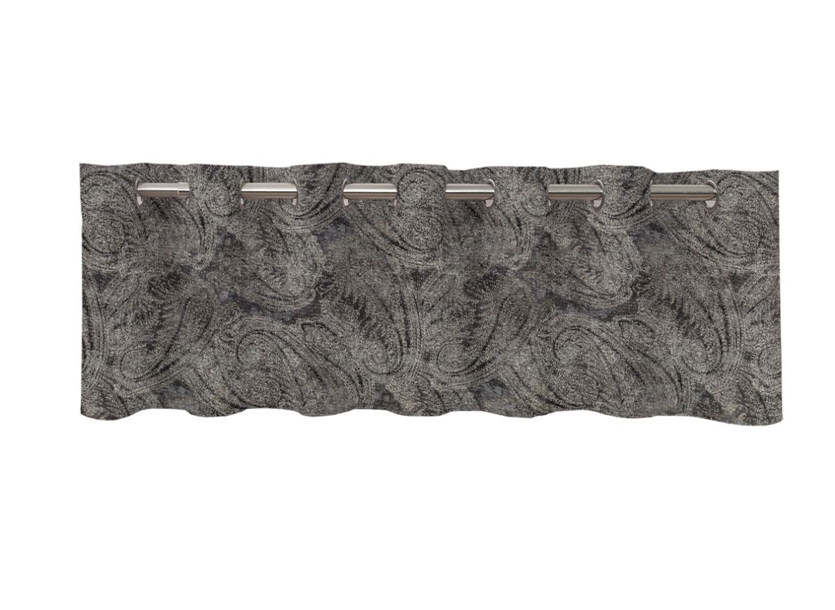 Boss ett gardinkappa i en grå paisleysmönstrad sammet med öljetter från Redlunds textil.