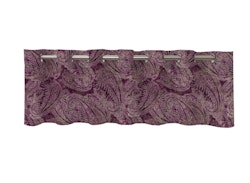 Boss en gardinkappa i en plommonfärgad paisleysmönstrad sammet med öljetter från Redlunds textil.