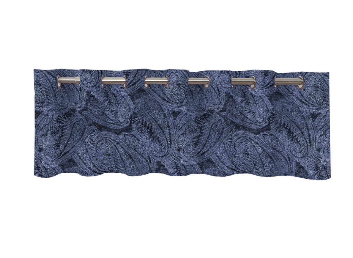 Boss en gardinkappa i en blå paisleysmönstradsammet med öljetter från Redlunds textil.