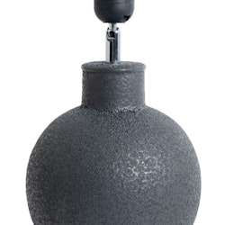 Bollen en rund bordslampa/lampfot i grå porslin och med E27 fattning från Stjernsund kollektion, höjd 26 cm.