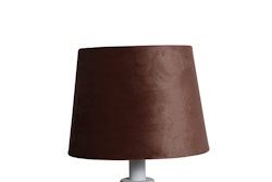 Sam en rund lampskärm i cognacsfärgad sammet med fäste för både E14 och E27 lampor från Stjernsund kollektion.