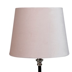 Sam en rund lampskärm i ljusrosa sammet med fäste för både E14 och E27 lampor från Stjernsund kollektion.