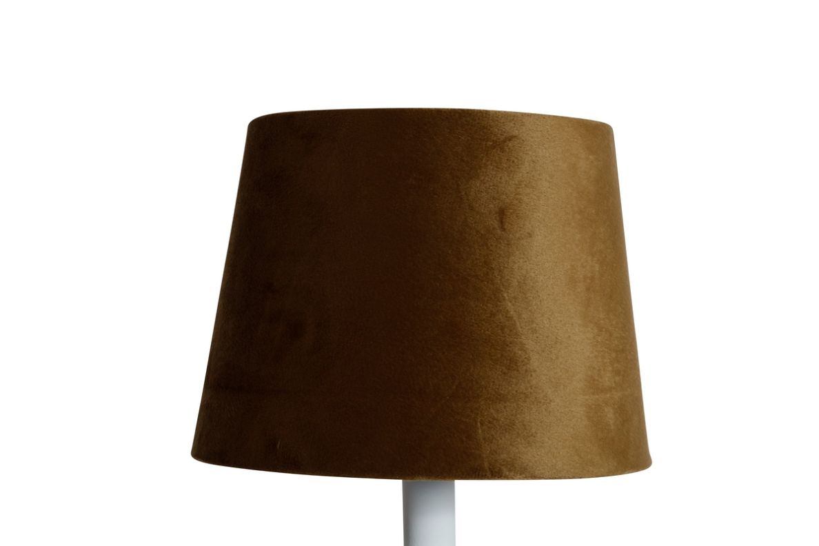 Sam en rund lampskärm i brun sammet med fäste för både E14 och E27 lampor från Stjernsund kollektion.