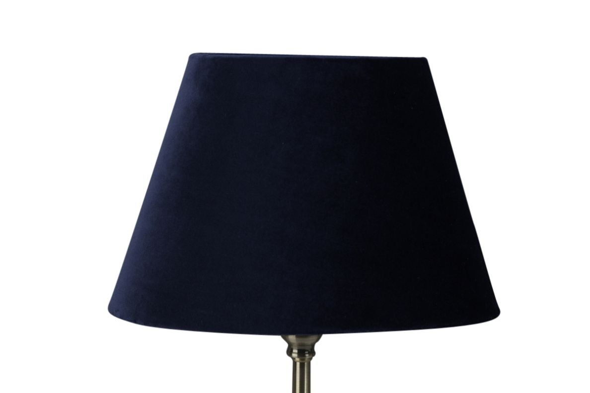 Sam en oval lampskärm i mörkblå sammet med fäste för både E14 och E27 lampor från Stjernsund kollektion.