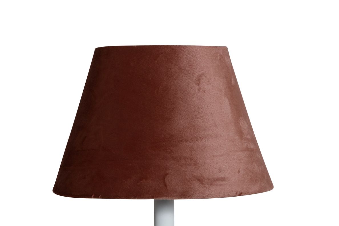 Sam en oval lampskärm i cognacsfärgad sammet med fäste för både E14 och E27 lampor från Stjernsund kollektion.