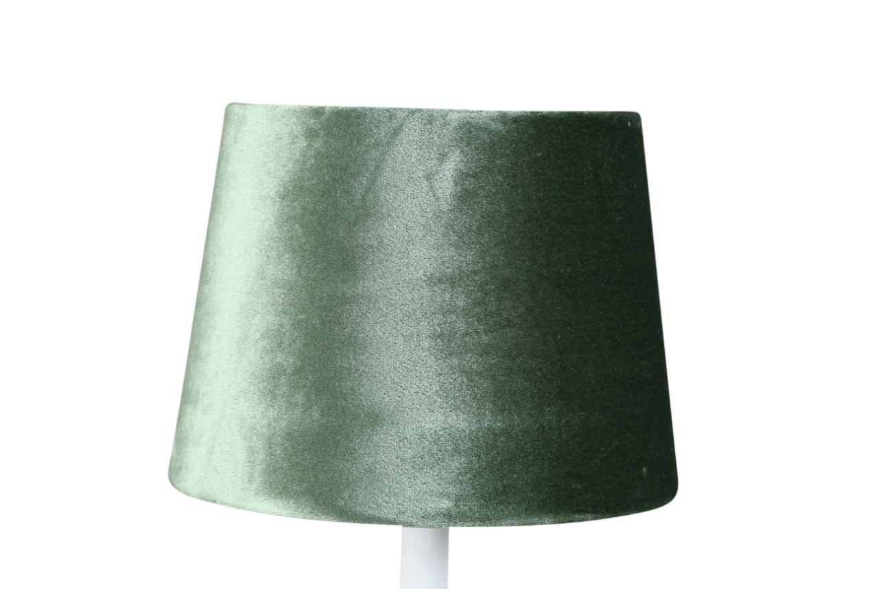 Sam en rund lampskärm i grön sammet med fäste för både E14 och E27 lampor  från Stjernsund kollektion. - Roomoutlet.se - Textilier och inredning i  Karlstad