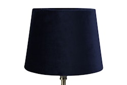 Sam en rund lampskärm i mörkblå sammet med fäste för både E14 och E27 lampor från Stjernsund kollektion.