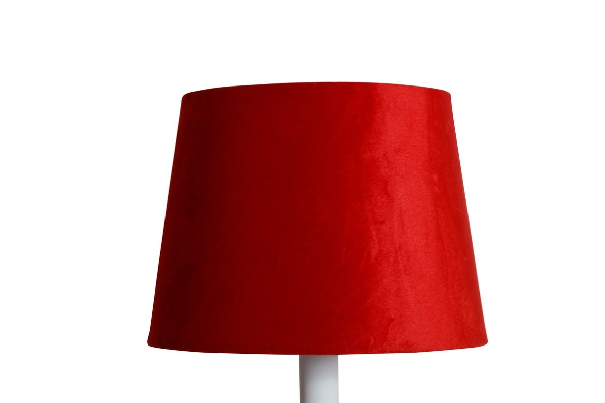Sam en rund lampskärm i röd sammet med fäste för både E14 och E27 lampor från Stjernsund kollektion.