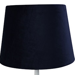 Sam en rund lampskärm i mörkblå sammet med fäste för både E14 och E27 lampor från Stjernsund kollektion.