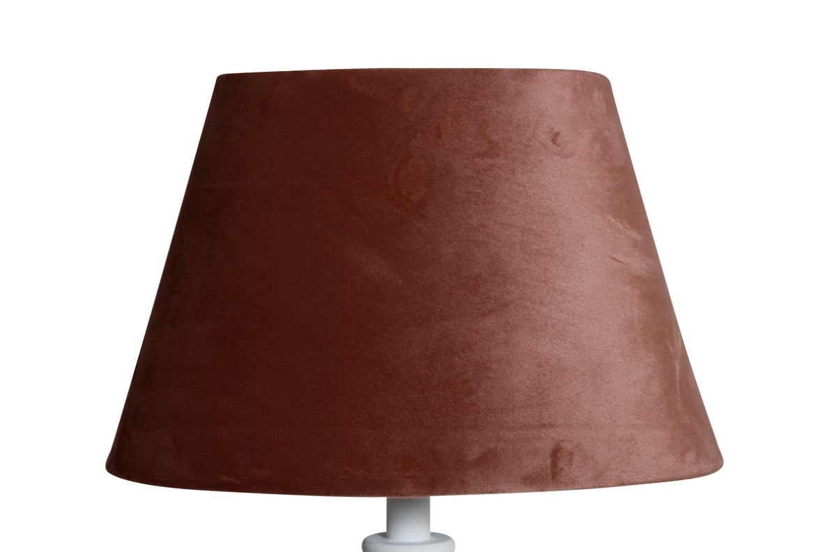 Sam en oval lampskärm i cognacsfärgad sammet med fäste för både E14 och E27 lampor från Stjernsund kollektion.