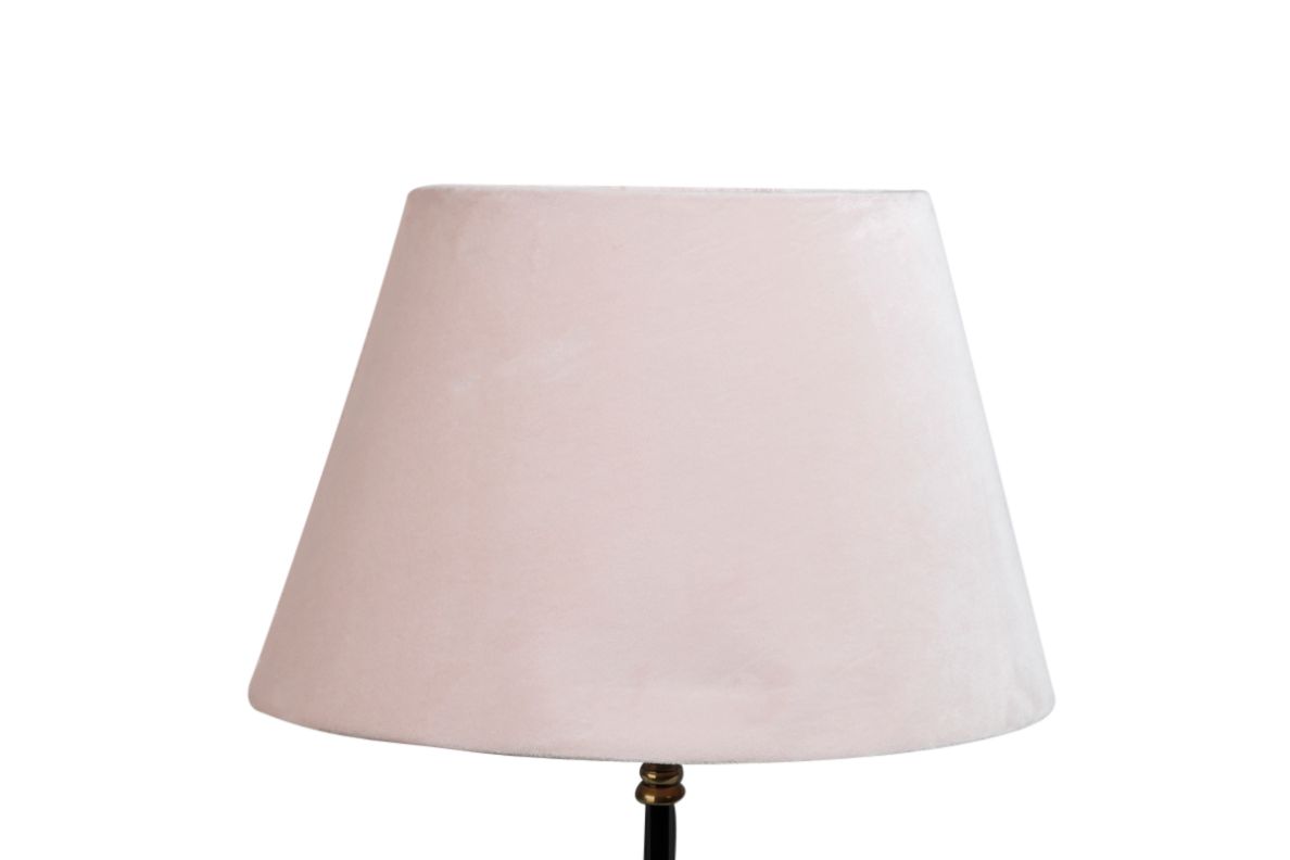 Sam en oval lampskärm i ljusrosa sammet med fäste för både E14 och E27 lampor från Stjernsund kollektion.