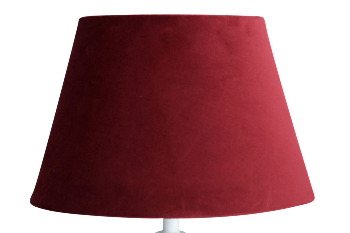 Sam en oval lampskärm i vinröd sammet med fäste för både E14 och E27 lampor från Stjernsund kollektion.