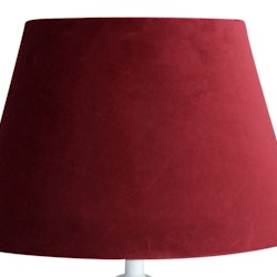 Sam en oval lampskärm i vinröd sammet med fäste för både E14 och E27 lampor från Stjernsund kollektion.