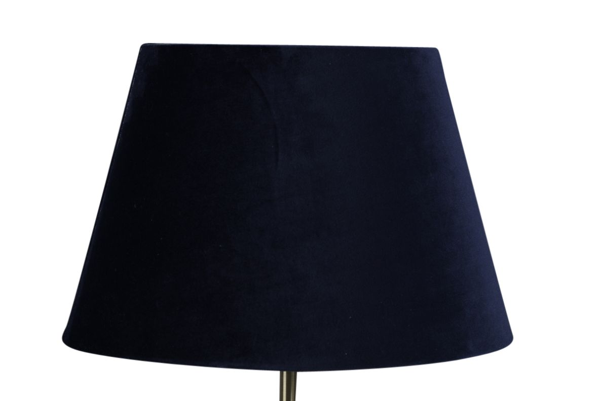 Sam en oval lampskärm i mörkblå sammet med fäste för både E14 och E27 lampor från Stjernsund kollektion.