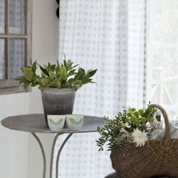 Sigrid ett vitt och grönt gardinset i 100% bomull med dolda hällor från Svanefors, mått 2 x 140 x 240 cm.