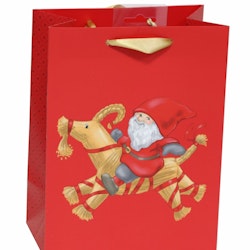 Tomten och julbocken en röd presentpåse med guldfärgade sidenband som handtag från Festive, mått 17,5 x 23 x 10 cm.