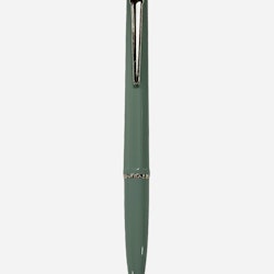 Ballograf Epoca en grön kulspetspenna med silverfärgade metalldetaljer.