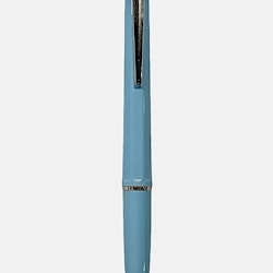 Ballograf Epoca en ljusblå kulspetspenna med silverfärgade metalldetaljer.