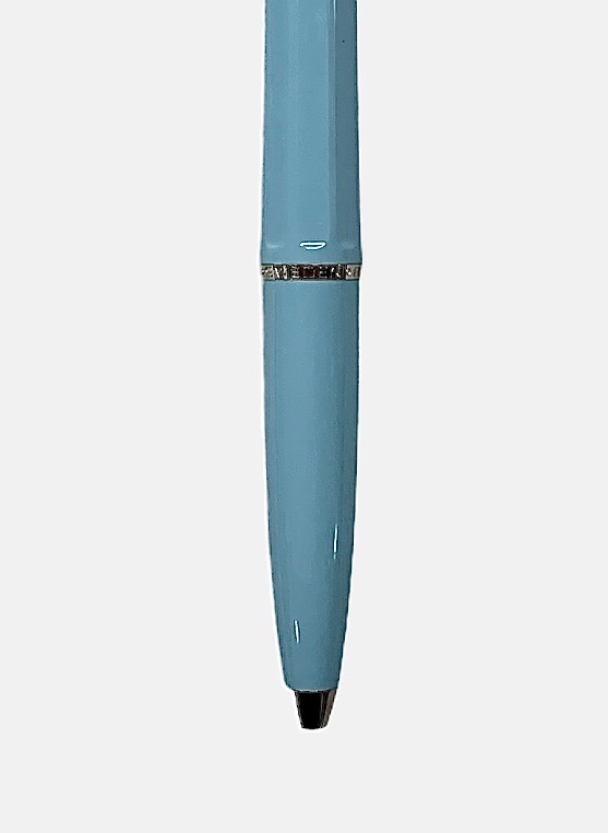 Ballograf Epoca en ljusblå kulspetspenna med silverfärgade metalldetaljer.