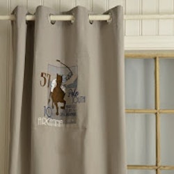 Polo en en grå öljettlängd i bomull med en applokation med en polospelare, mått 1 x 110 x 240 cm.