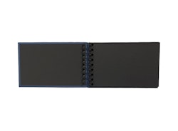 Anteckningsblock/album Wire-o med blå pärmar och svarta sidor och spiralrygg, mått 20 x 12 cm.