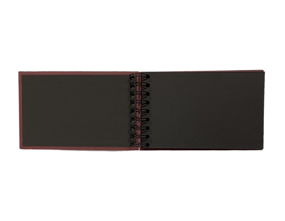 Anteckningsblock/album Wire-o med vinröda pärmar och svarta sidor och spiralrygg, mått 20 x 12 cm.